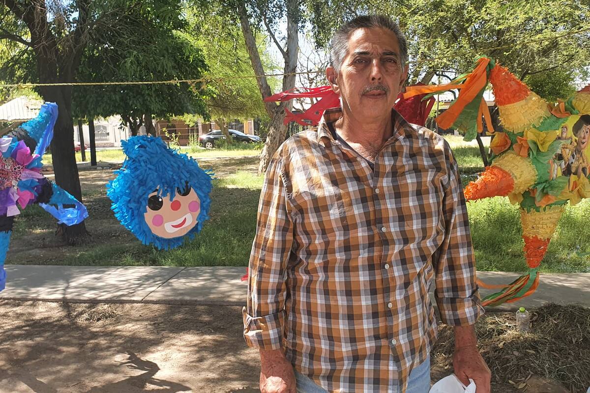 Inició Uriel a elaborar piñatas por necesidad y ahora es un negocio familiar