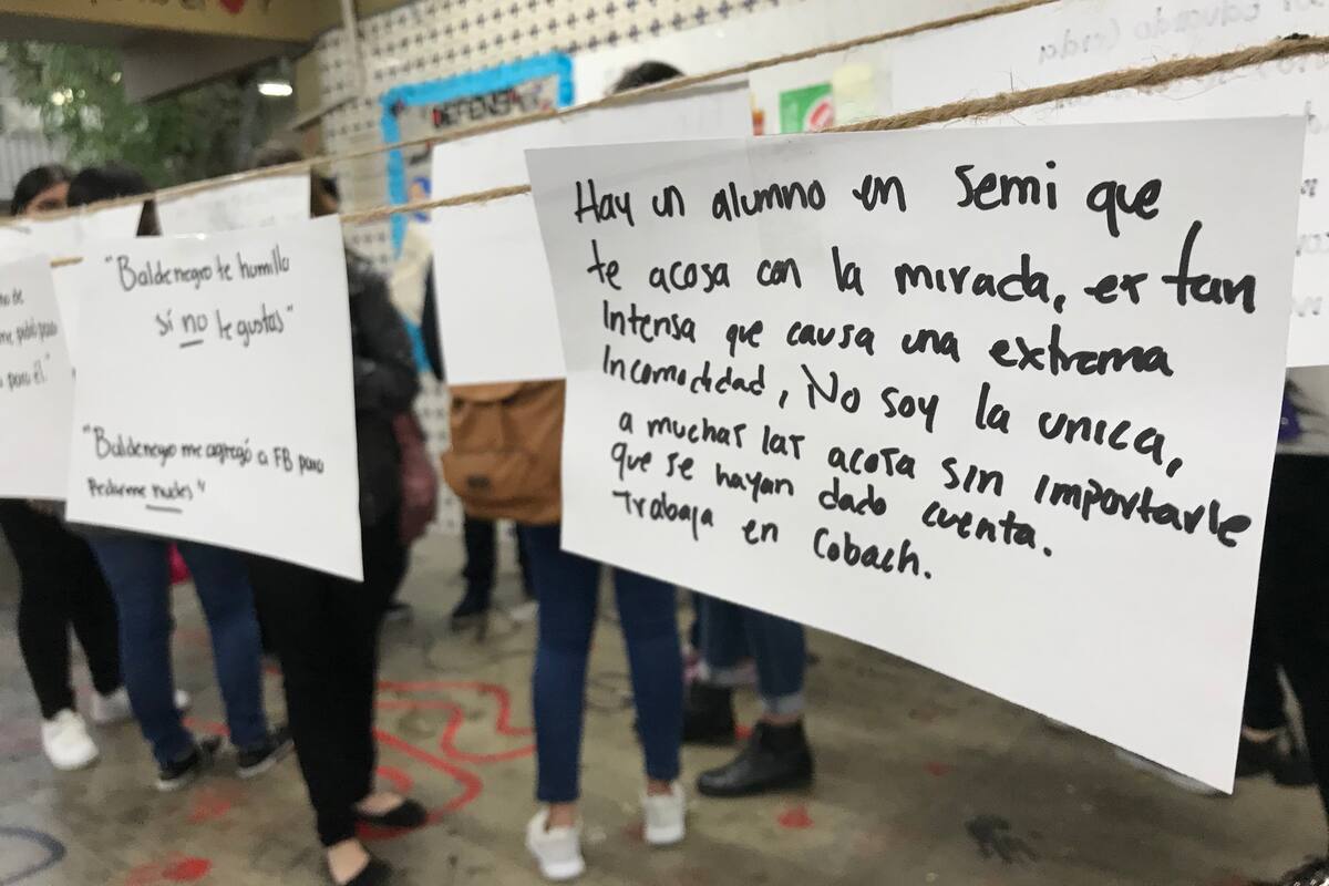 Cuelgan "tendedero del acoso" en la Facultad de Ciencias Humanas