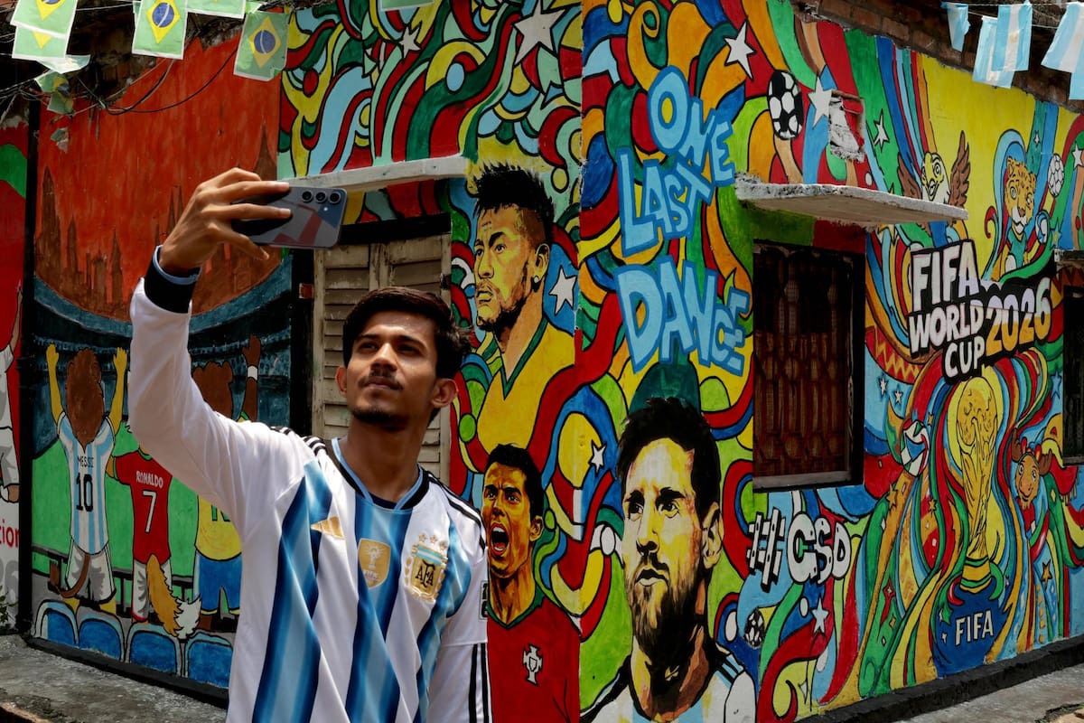 La aficionados del futbol en la India han adoptado otras selecciones, debido a que su futbol local se encuentra estancado. Foto: (EFE/EPA/PIYAL ADHIKARY)