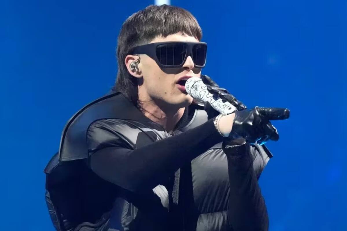 Peso Pluma se queda fuera de su propio concierto en Chicago