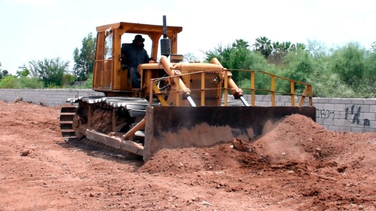 Invasores de terrenos utilizan maquinaria valuada en más de 100 millones de pesos para abrir calles, trazar lotes y vender tierras dentro de un área natural protegida en Ecatepec, pese a la prohibición legal de urbanizar la zona
