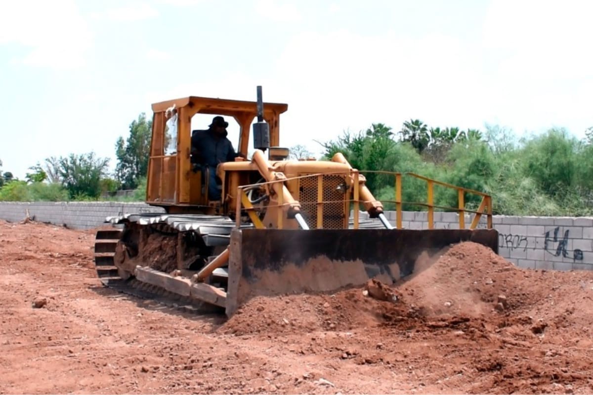 Invasores de terrenos utilizan maquinaria valuada en más de 100 millones de pesos para abrir calles, trazar lotes y vender tierras dentro de un área natural protegida en Ecatepec, pese a la prohibición legal de urbanizar la zona