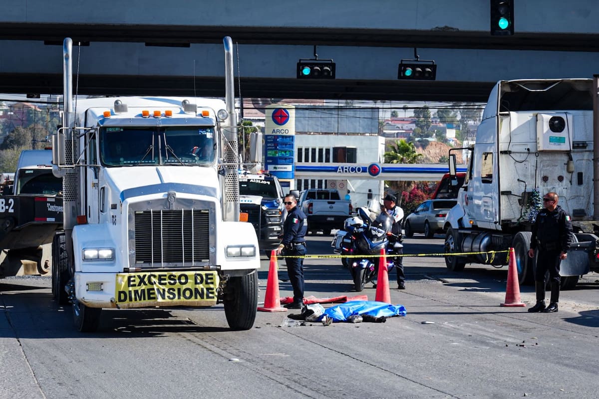 Motociclista muere arrollado en la 5 y 10