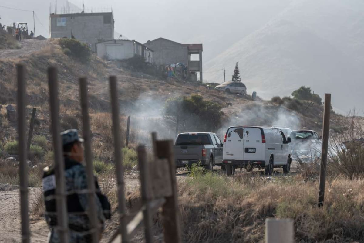 La víctima estaba atada de pies y manos al momento del hallazgo. Autoridades iniciaron las investigaciones para esclarecer el crimen e identificar al fallecido. Foto: Border Zoom.