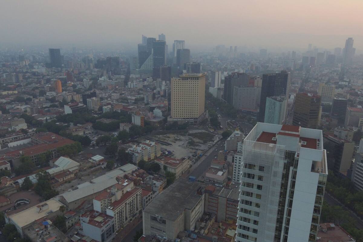EUM20190514SOC19.JPG 
CIUDAD DE MÉXICO, Pollution/Contaminación-Alerta ambiental.- Este 14 de mayo de 2019 la Comisión Ambiental de la Megalópolis informó que se activa la Contingencia Ambiental Atmosférica Extraordinaria por partículas PM2.5. La medida se aplicará por horas y por la tarde se darán a conocer otras acciones. En imagen, el ambiente contaminado de este día. Foto: Agencia EL UNIVERSAL/AFBV