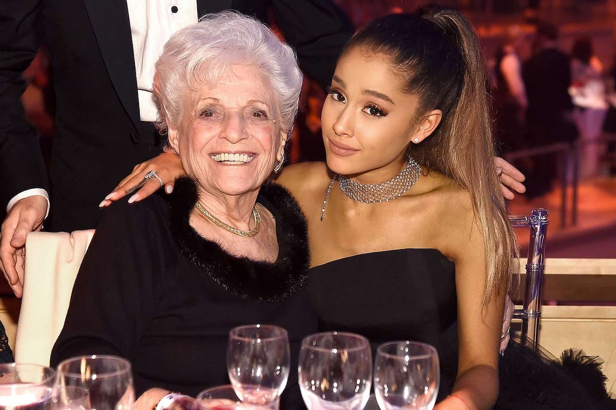 Ariana Grande acompañada de 'Nonna', su querida abuelita.