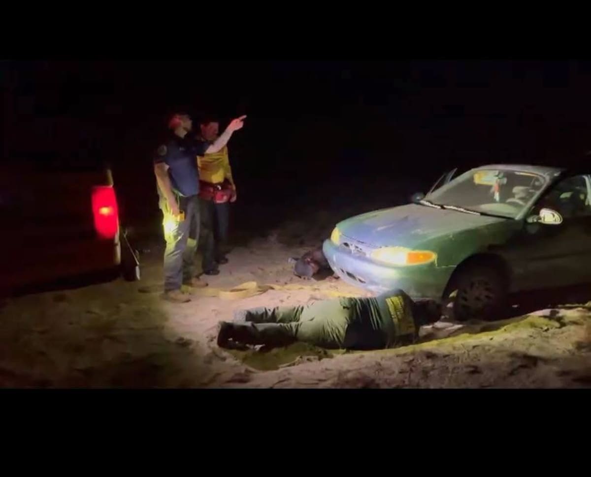 Rescate Aguiluchos informó que cuatro personas quedaron varadas luego de que los carros en los que se trasladaban se atascaran mientras realizaban la búsqueda de su familiar que llevaba más de 12 horas extraviado. Foto: Cortesía