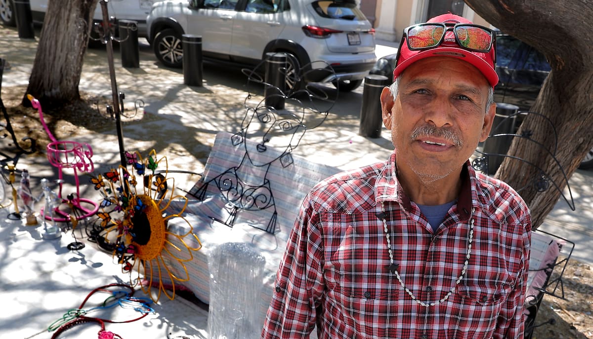 Sergio Alonso Calderón Matus transforma el fierro en figuras que vende en el Centro de Hermosillo.