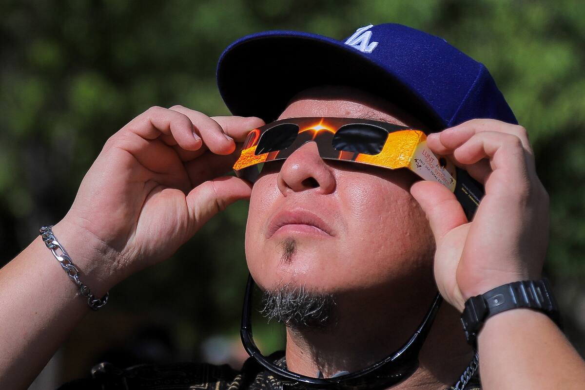 Recomiendan ver el eclipse con protección adecuada en los ojos, no solo con lentes negros normales. | Foto: Ilustrativa Archivo GH