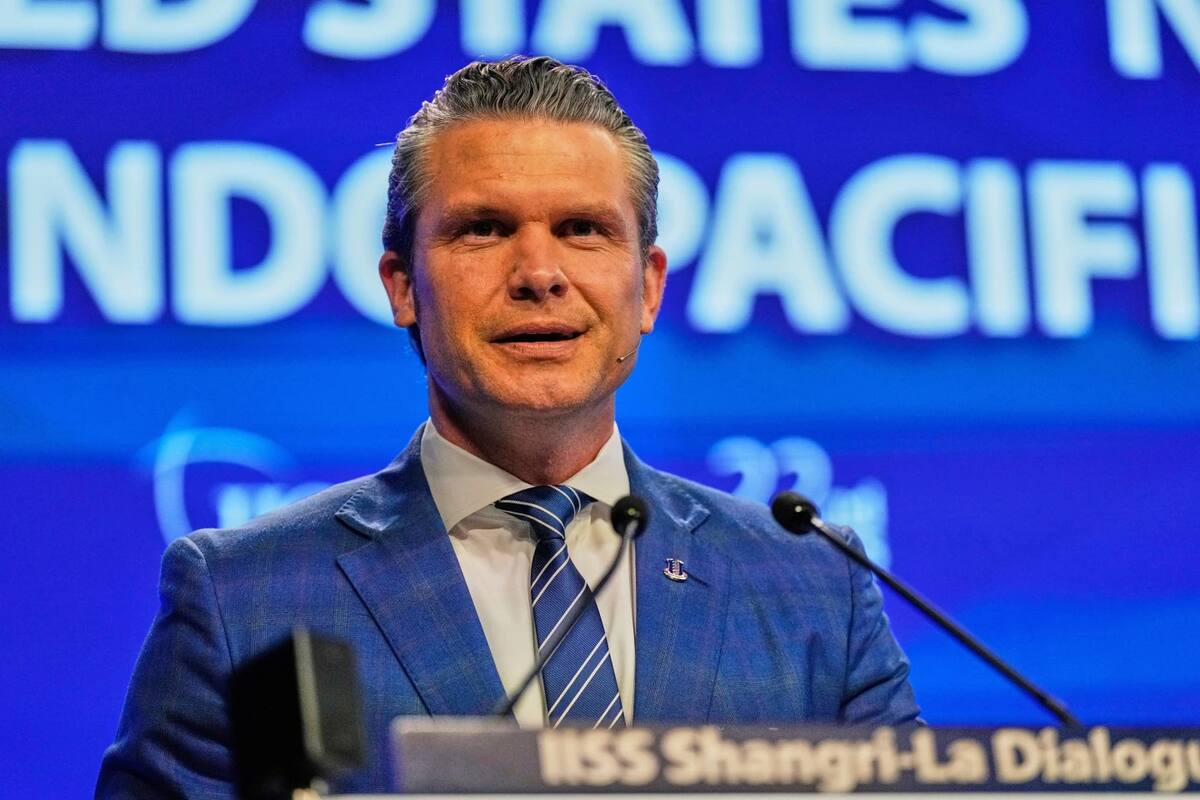 El secretario de Defensa de EE.UU., Pete Hegseth, pronuncia su discurso durante la 22ª cumbre del Diálogo de Shangri-La en Singapur, el sábado 31 de mayo de 2025. | Crédito: AP/Anupam Nath