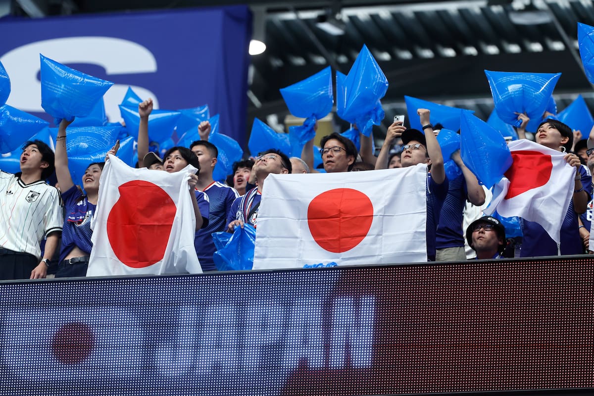 Mientras el mundo aplaude a los japoneses por limpiar los estadios del Mundial, en redes sociales son criticados por no aplicar el mismo estándar de responsabilidad dentro del hogar