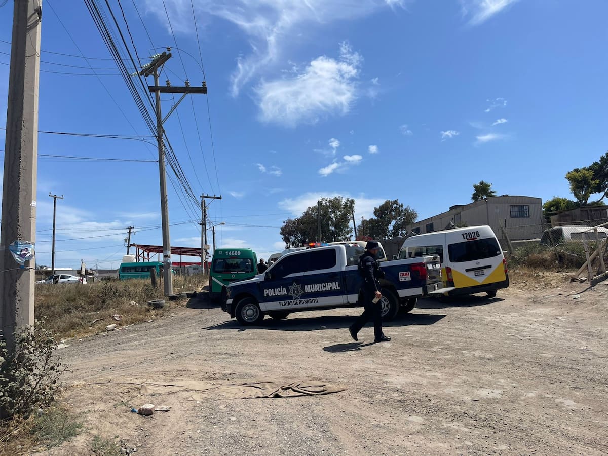 Los conductores han permanecido a bordo de sus unidades o agrupados en pequeños contingentes, mientras elementos de tránsito municipal monitorean la situación. Foto: Carmen Gutiérrez