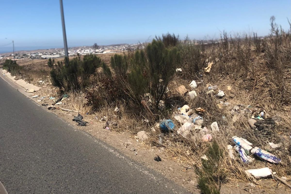 Denuncian problema de basura en transitada avenida de Rosarito