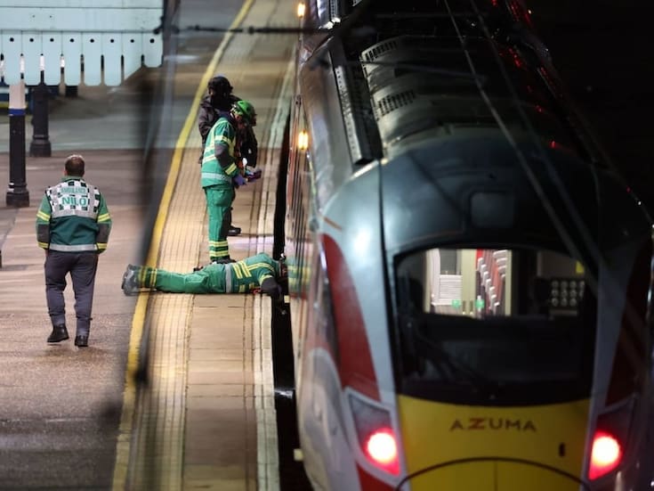 Esto es lo que se sabe del ataque con cuchillo en un tren rumbo a Londres que dejó nueve heridos graves y dos en estado crítico
