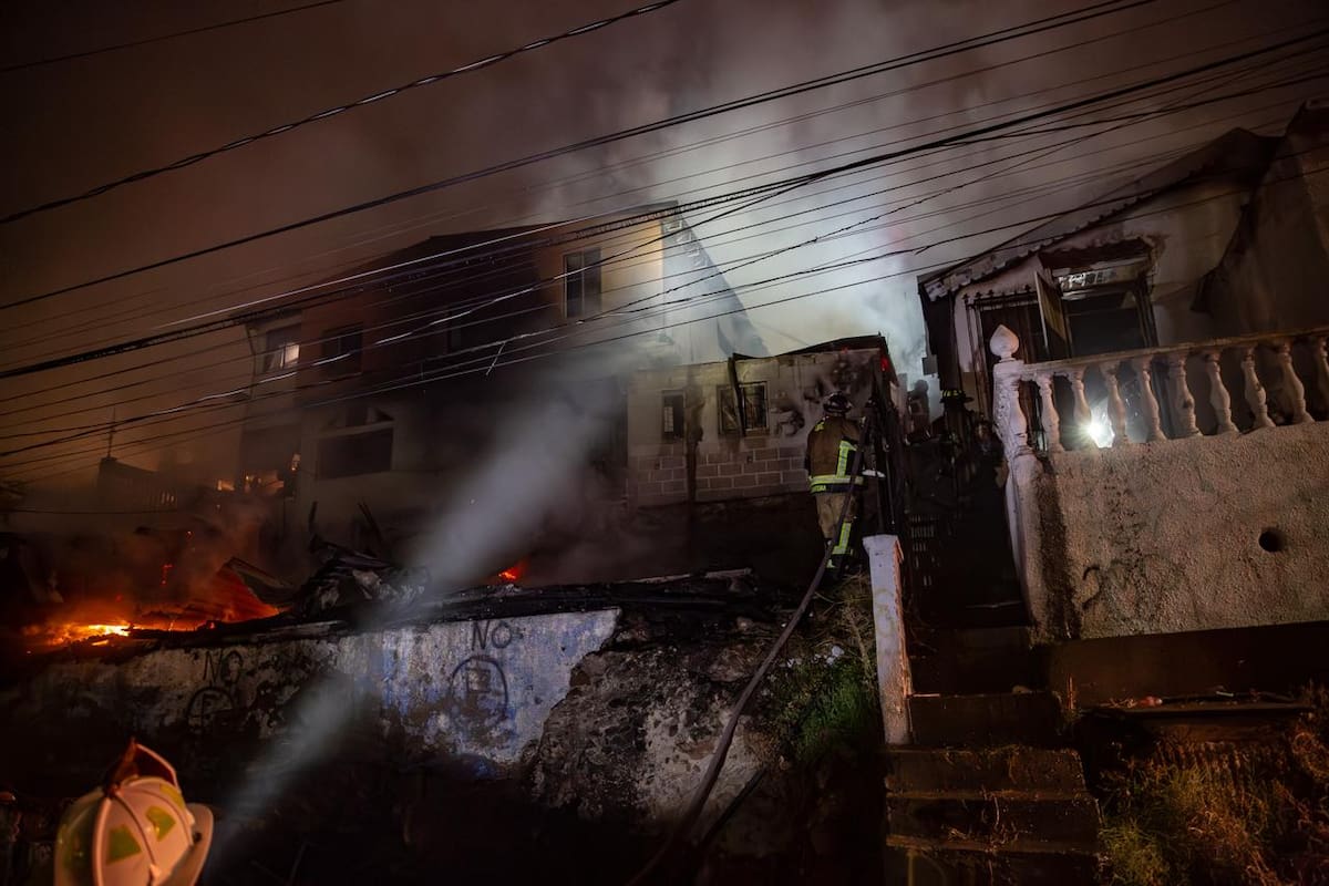 Al menos 15 bomberos de tres estaciones participaron en el control del incendio. Foto: Border Zoom