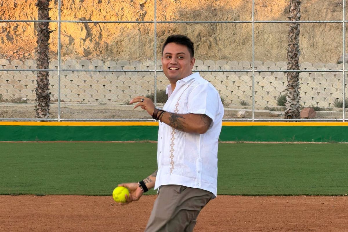 Alex Kirk participa en ceremonia inaugural de torneo de softbol en Tijuana