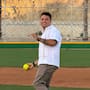 Alex Kirk participa en ceremonia inaugural de torneo de softbol en Tijuana