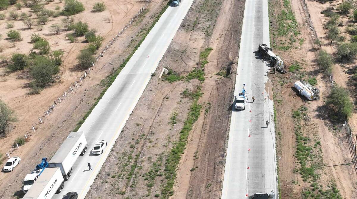 Carril Hermosillo-Guaymas cerrado temporalmente mientras se realizan maniobras de remoción. Foto: Julián Ortega