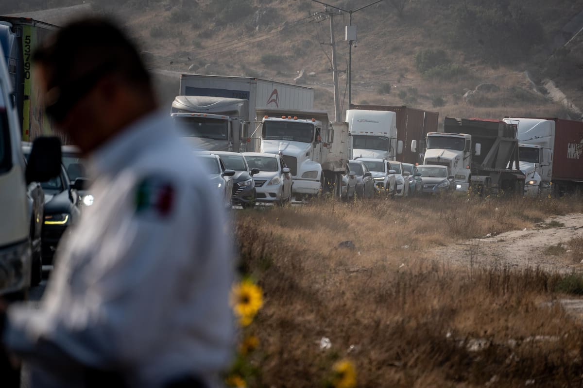 Cuatro pasajeros resultaron heridos tras la volcadura de un taxi en bulevar 2000. Foto: Border Zoom