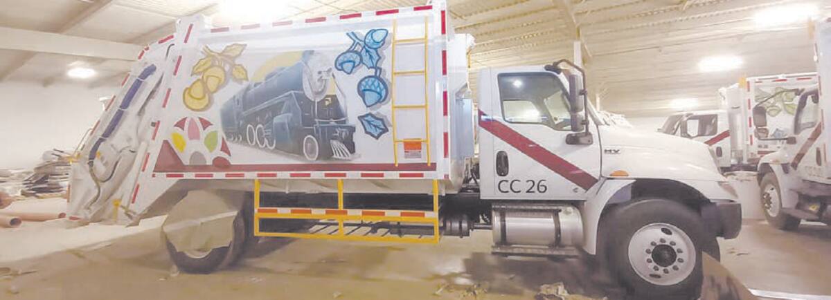 Parte de sus obras han quedado plasmadas en los carros recolectores de basura del municipio.