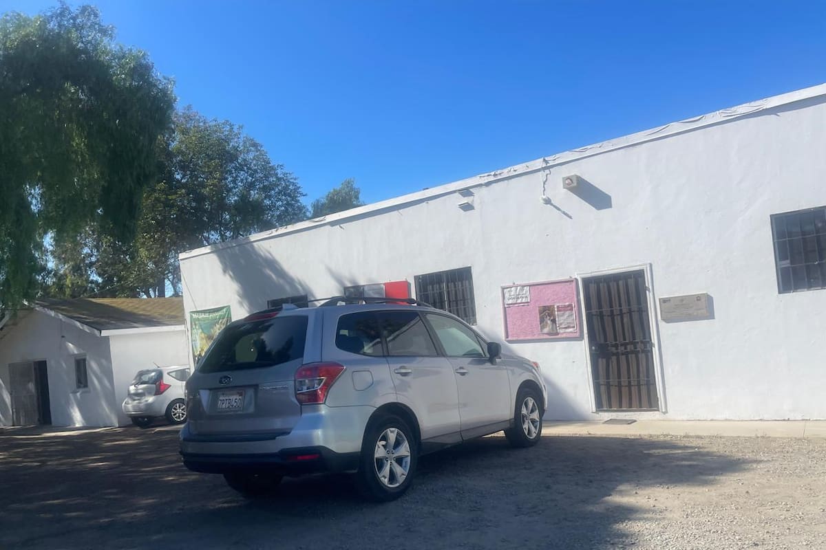 Roban mobiliario del Centro Comunitario Casa de Paja en Rosarito