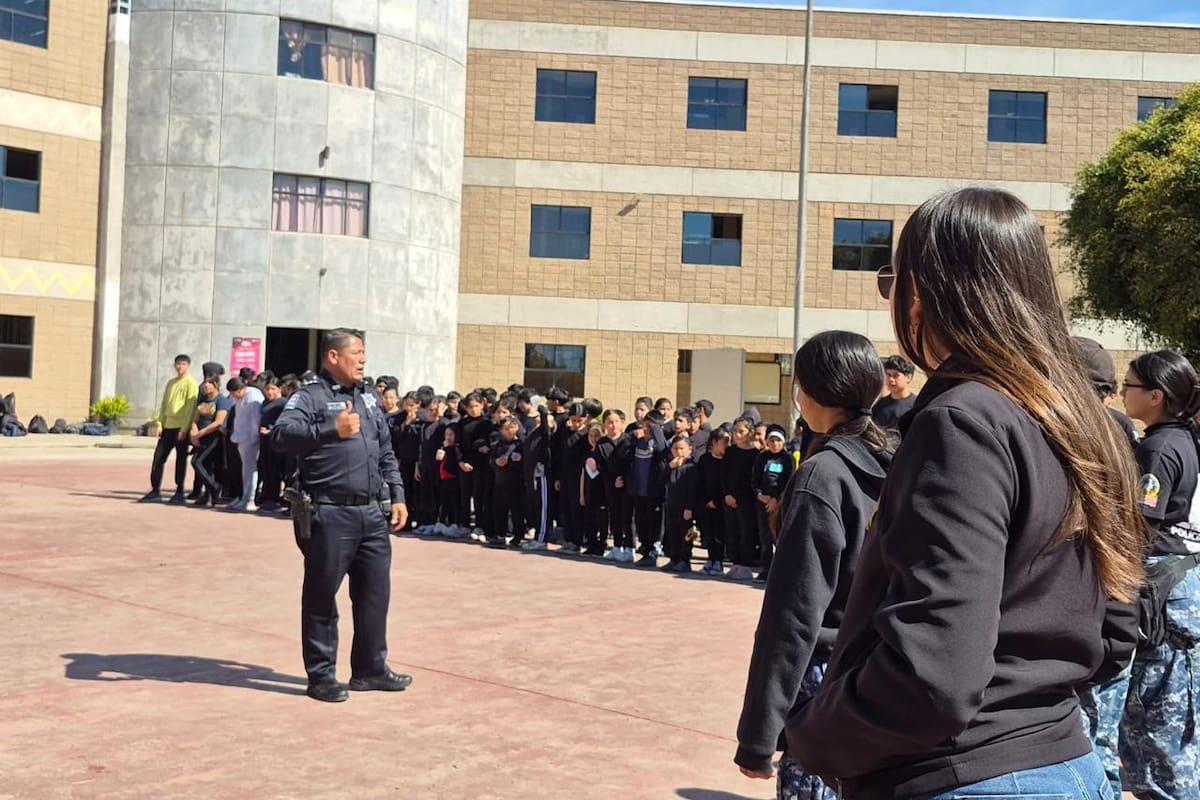 A paso firme y bajo el sol, más de 200 niños y jóvenes se forman en la Policía Juvenil de Rosarito