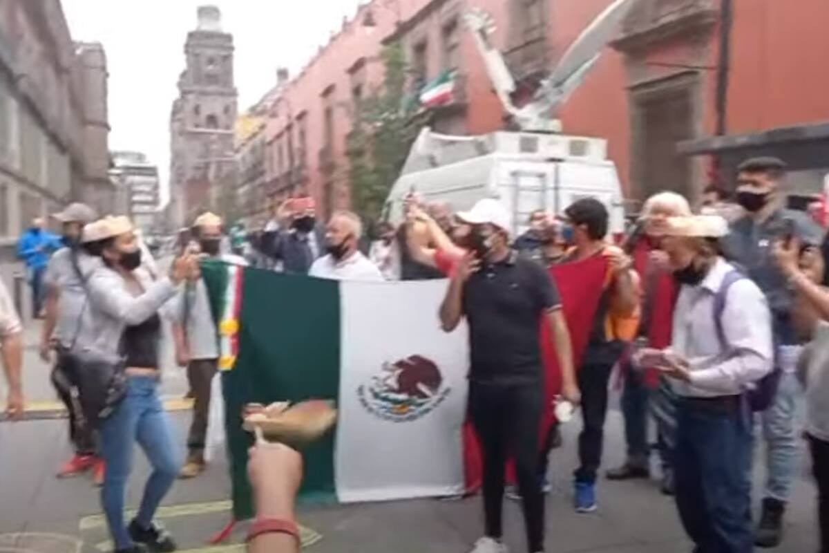 Simpatizantes de AMLO le llevan mariachi y le dicen que no está solo