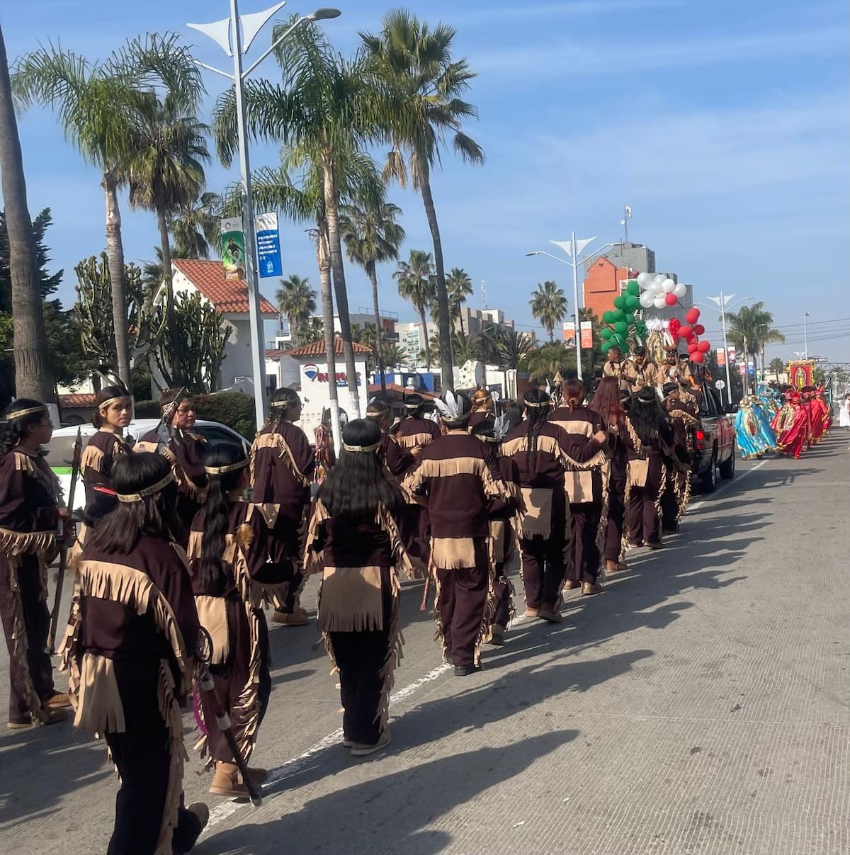 Un centenar de danzantes emprendieron un recorrido de más de 10 kilómetros desde Popotla hasta la parroquia de Nuestra Señora de Fátima en Rosarito para festejar a la Virgen de Guadalupe. Foto: Carmen Gutierrez
