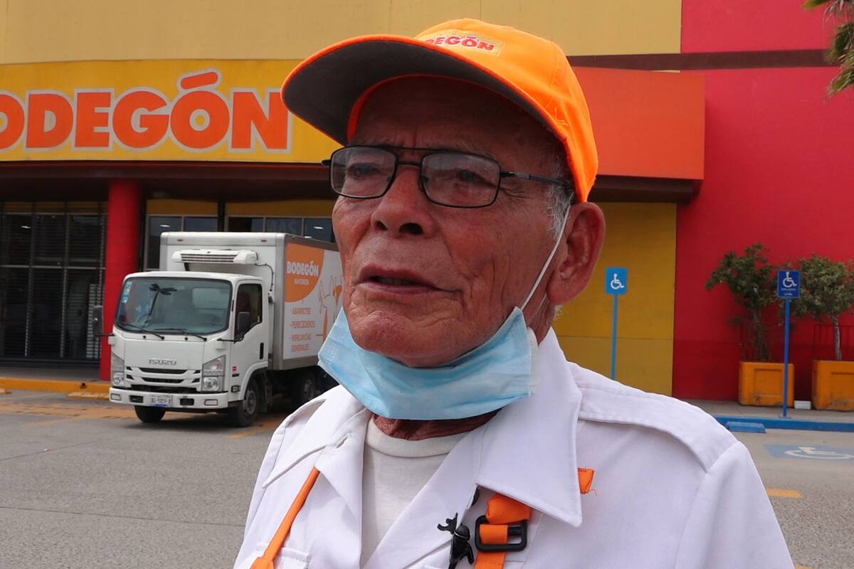 A sus 80 años, Erasmo trabaja por su hijo y esposa enfermos