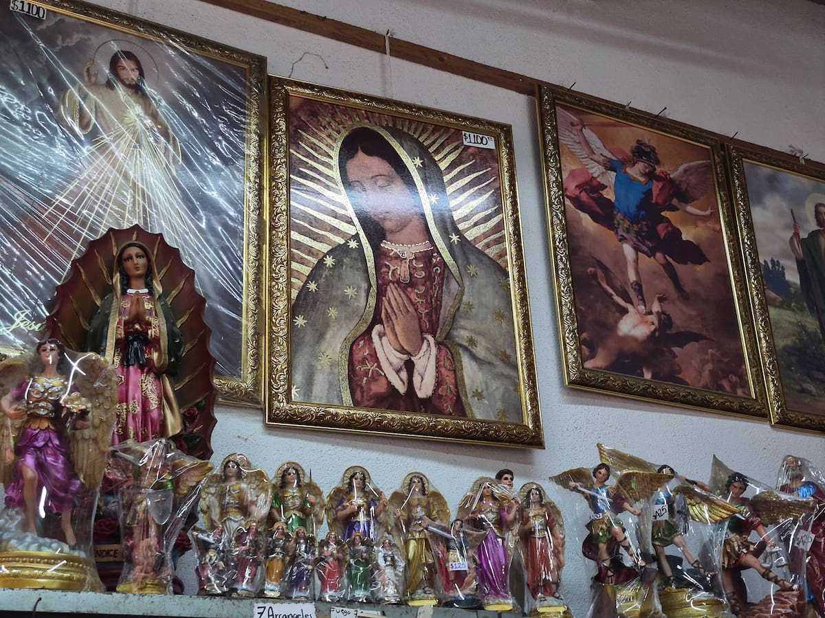 Comerciantes indicaron que también persiste la consulta por hierbas e imágenes religiosas, con precios que varían según tamaño y presentación. Foto: Michelle Castillo