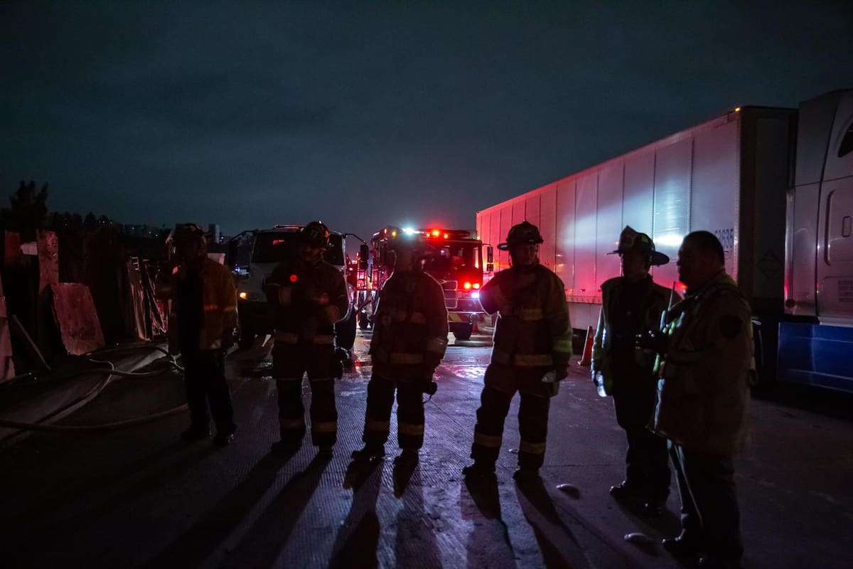 Un incendio registrado la noche del jueves consumió por completo una casa y una traila ubicadas a un costado de la Vía Rápida Alamar. Fotos: Border Zoom