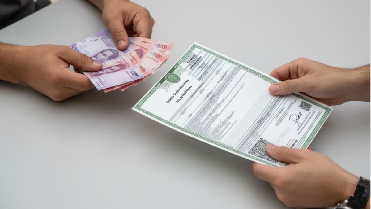 Fiscalía de Chiapas detiene a 3 funcionarios por vender actas de nacimiento a extranjeros hasta en 60 mil pesos; abren investigación por posible tráfico de identidad