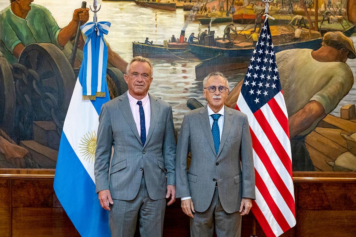 Argentina reafirma su salida de la OMS durante visita de Robert F. Kennedy Jr.