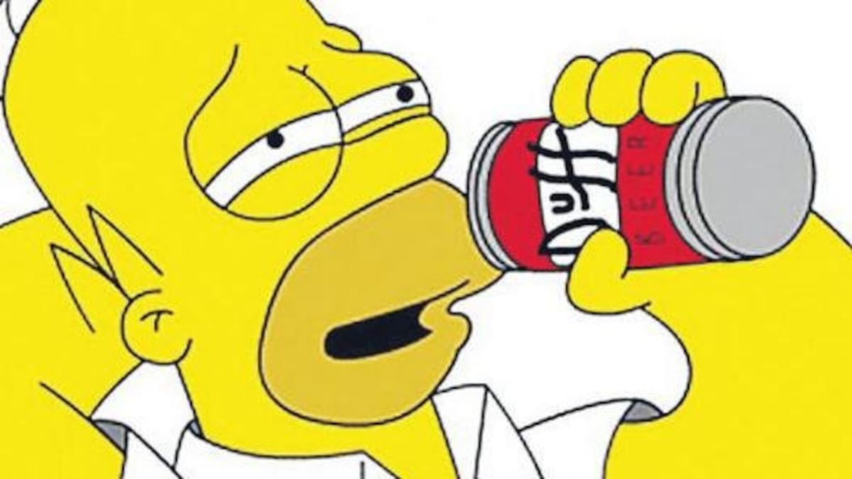 Homero Simpson tomando Duff, su cerveza favorita.