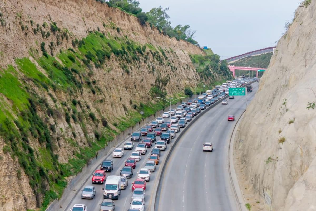 Congestionamiento vial en accesos a Playas de Tijuana por obras de reencarpetado en calle Segunda