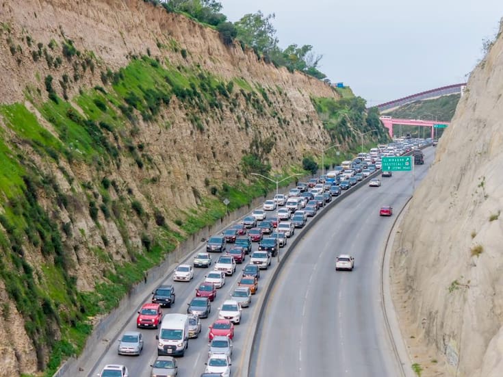 Congestionamiento vial en accesos a Playas de Tijuana por obras de reencarpetado en calle Segunda