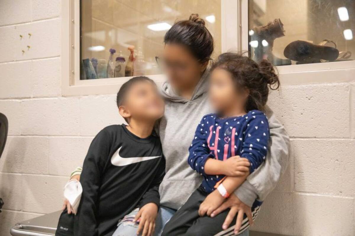 Familia venezolana es cruzada peligrosamente por muro de Calexico