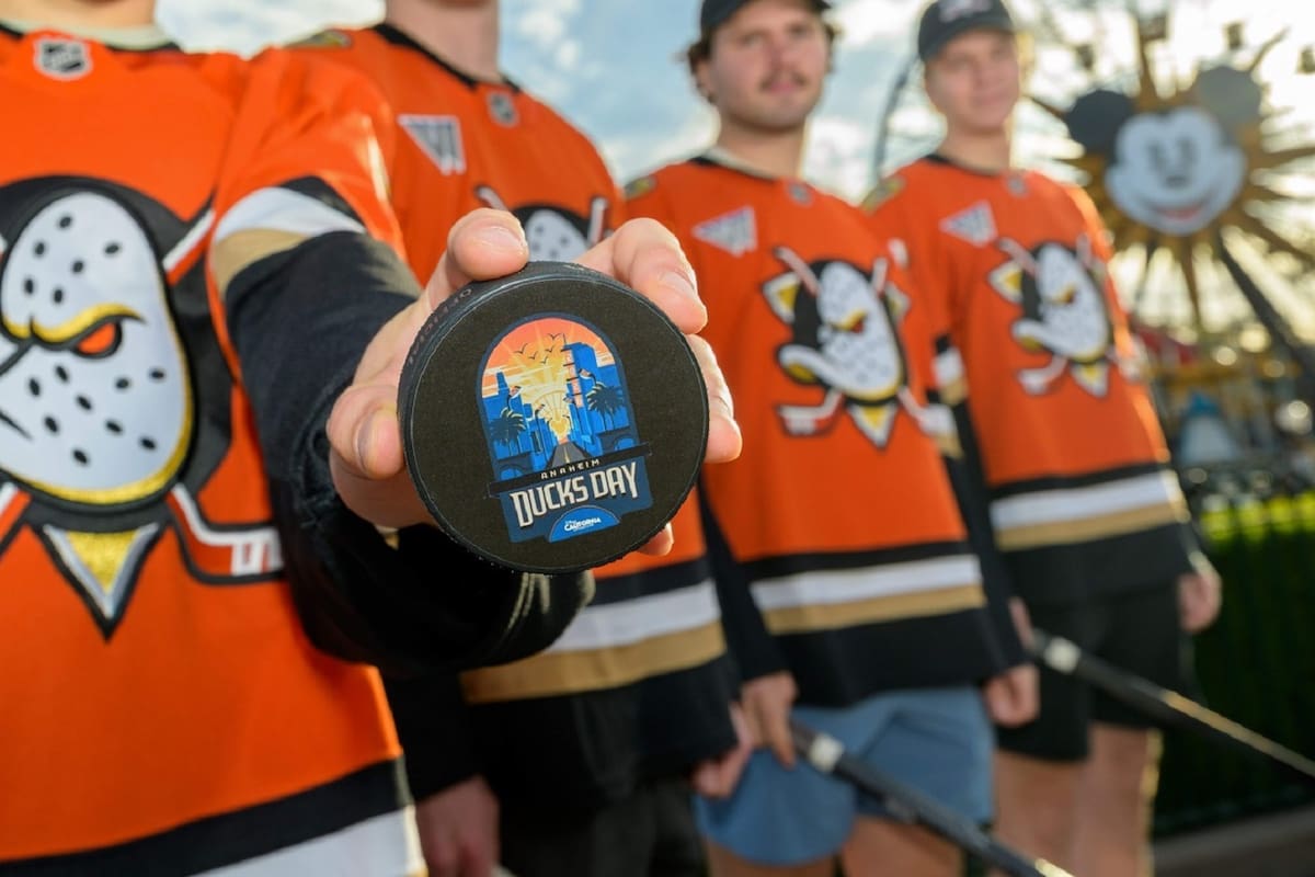 ¡El hockey y la magia se encuentran en Disney California Adventure Park!