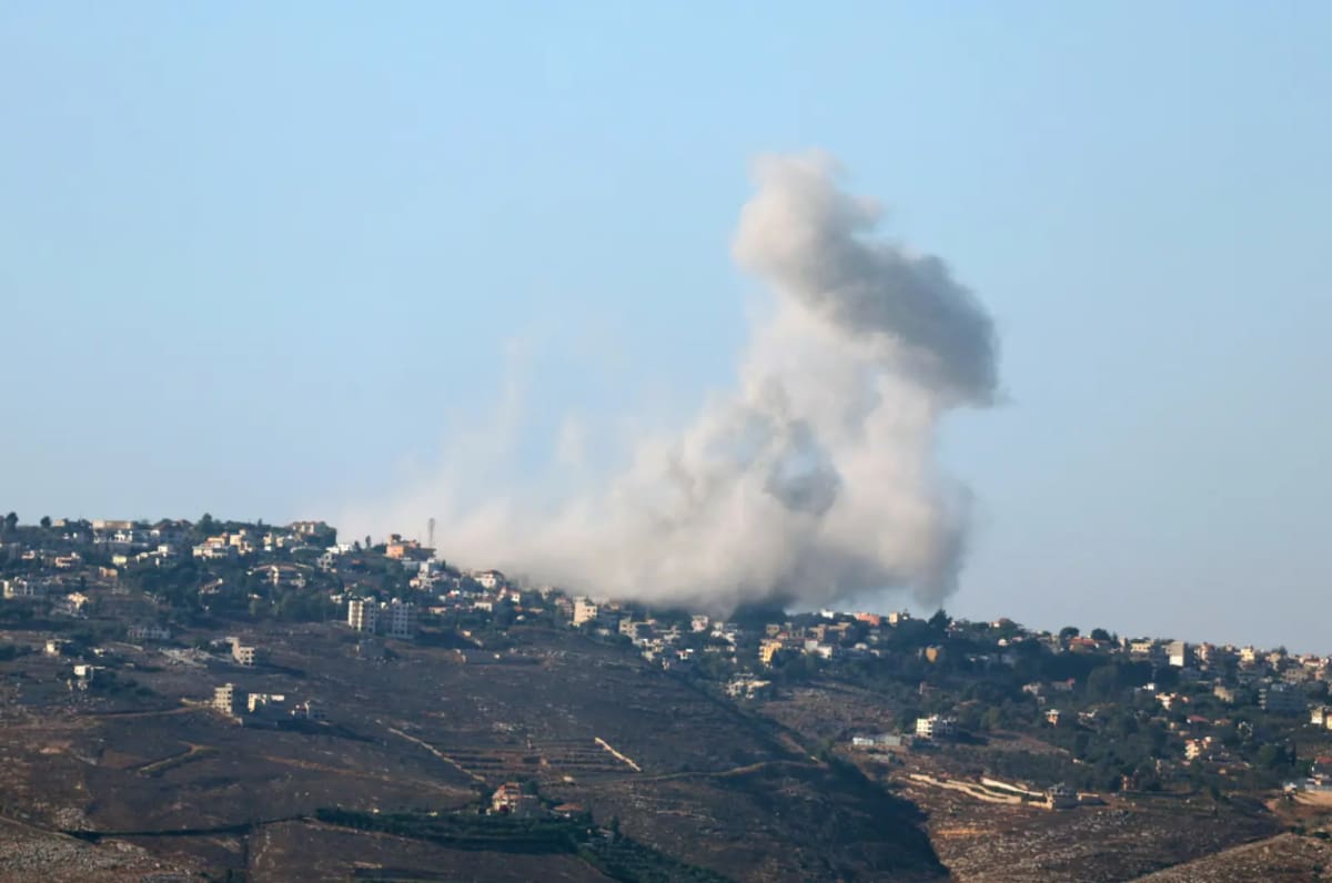 Humo después del ataque aéreo. / EFE-Atef Safadi