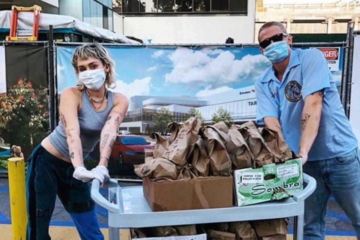 Miley Cyrus y su novio regalan tacos a personal médico