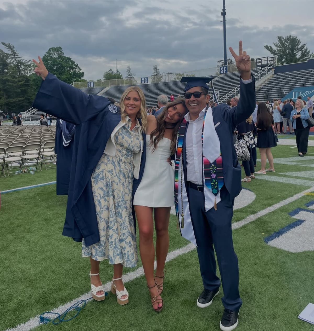 Andrea Campos acompañada de su madre, la canadiense Marcy Raston y su padre, el exfutbolista mexicano Jorge Campos, durante su graduación de la universidad. (Foto: IG @soy.andreacampos)