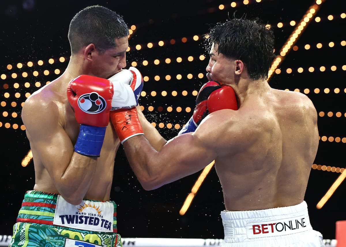 Xander Zayas y Jorge ‘Chino’ García se conectan de forma simultánea durante uno de los intercambios más intensos del combate por el título superwelter OMB. (Foto: Mikey Williams/Top Rank)