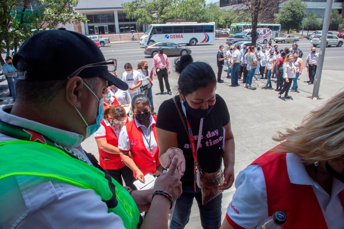 Empleados de la cervecera Heineken México, y personas en general, acuden este jueves a aplicarse la vacuna contra la covid-19, en la ciudad de Monterrey, en el estado de Nuevo León (México). EFE/Antonio Ojeda