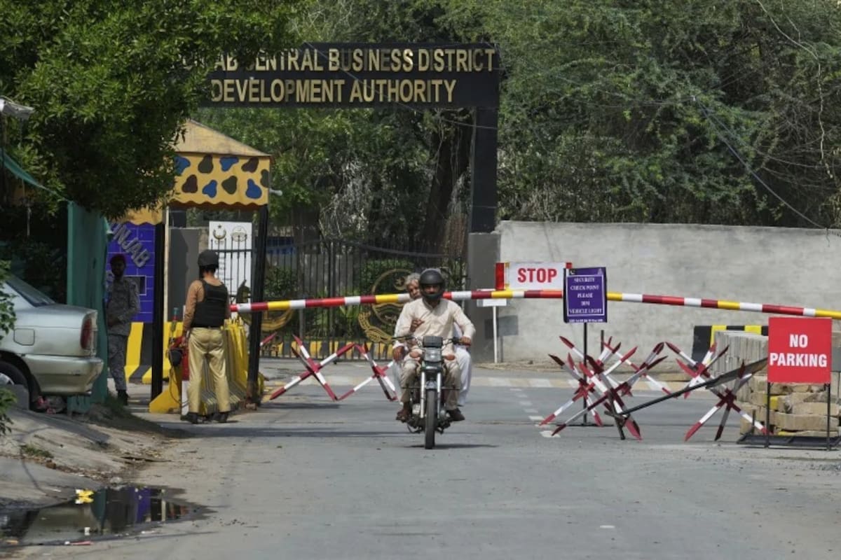 Un motociclista pasa por un puesto de control en la entrada a una zona de guarnición, donde se presumiblemente se estrelló un dron indio, en Lahore, Pakistán, el jueves 8 de mayo de 2025.
| Crédito: AP/KM Chaudary