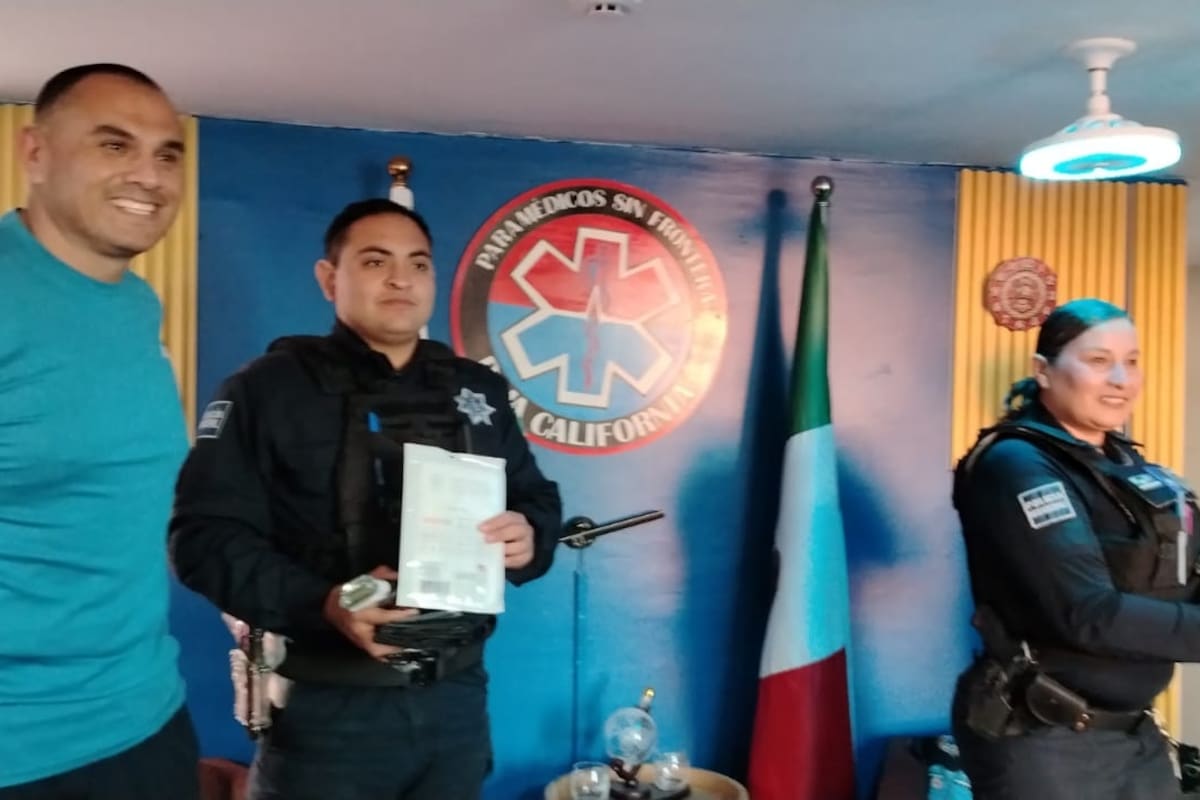 Reconocen a policías que auxiliaron a personas lesionadas afuera de la Clínica 8