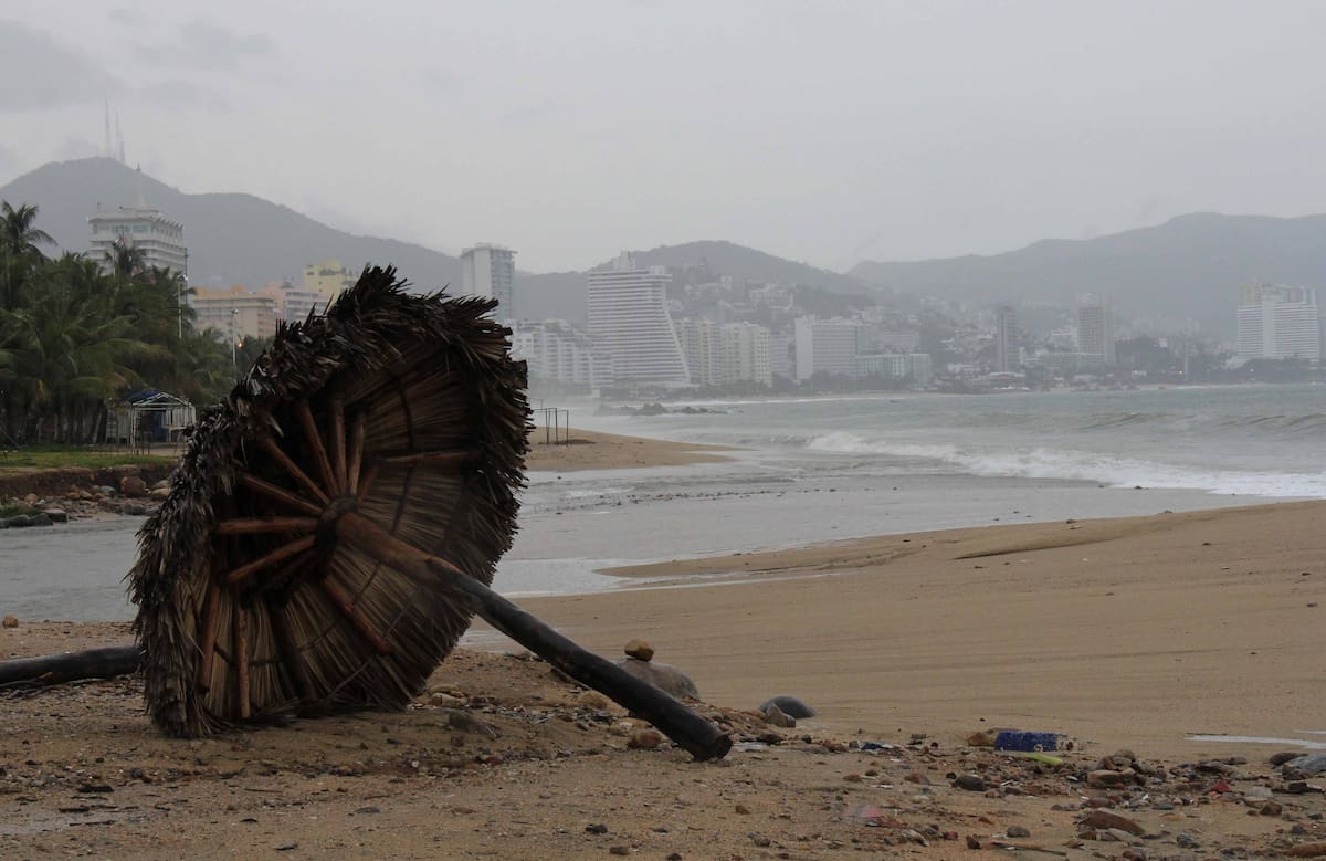 MEX05. ACAPULCO (MÉXICO), 22/10/2013.- Vista general de una playa hoy, martes 22 de octubre de 2013, en el puerto de Acapulco, en el estado de Guerrero (México, que continúa afectado por las lluvias propiciadas por el huracán "Raymond" que se mantiene estacionado y ahora con categoría 2 en la escala Saffir Simpson, según informa el Centro Nacional de Huracanes de Estados Unidos (NOAA). EFE/Francisca Meza