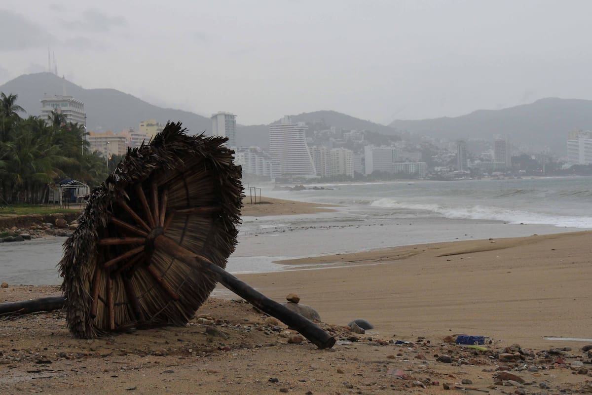 Gonzalo dejó de ser ciclón tropical y pasó a una fase post-tropical mientras se alejaba de México, con rachas de 85 km/h y una trayectoria hacia el nor-noroeste que mantiene al sistema fuera de las costas nacionales