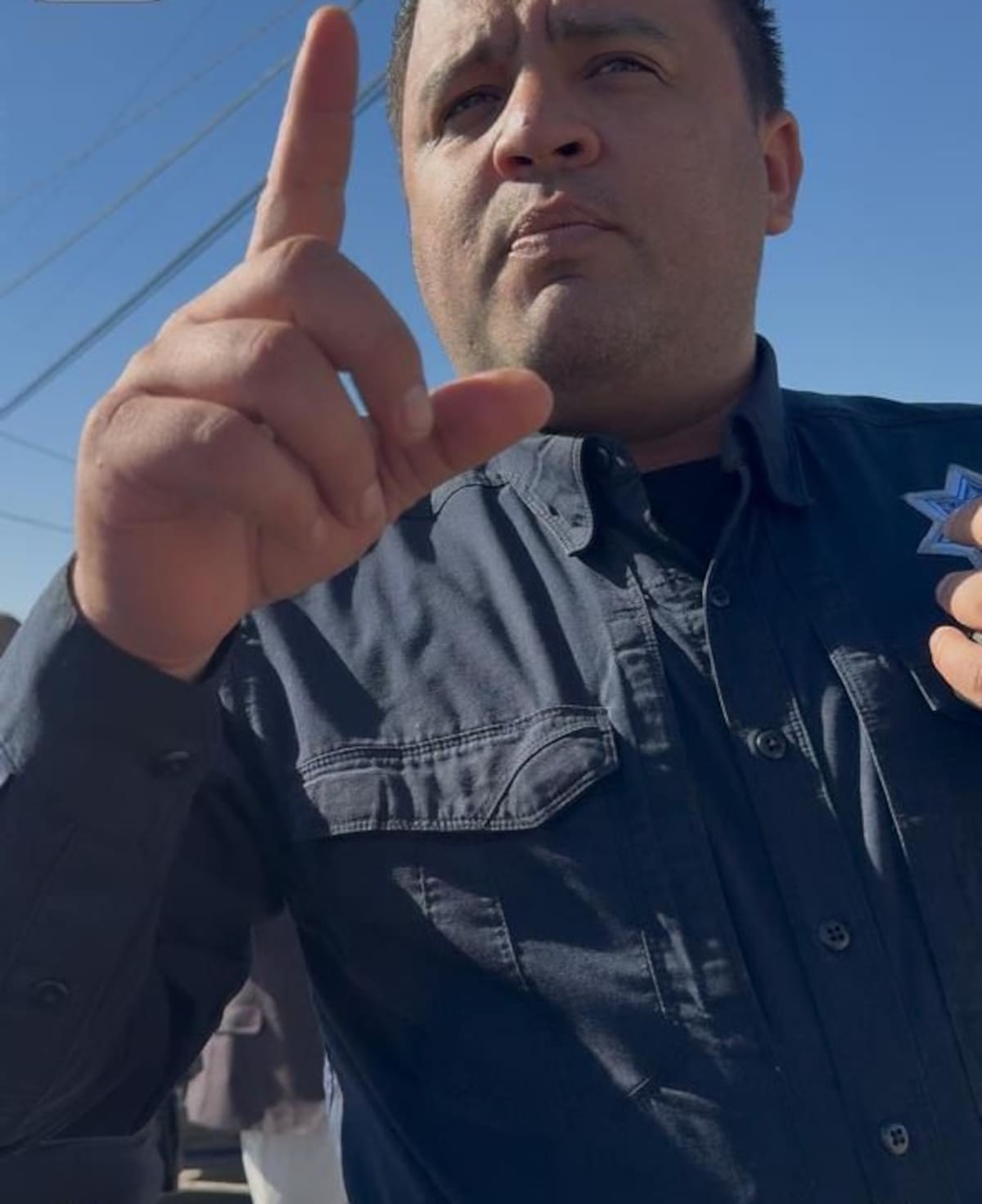 Olivaldo Paz y Héctor Riveros, presidente y vicepresidente de la Cámara Nacional de Comercio de Tijuana, anunciaron que presentarán una denuncia de hechos contra elementos de la Policía Municipal por presunto abuso de autoridad y daños. Foto: Video Redes