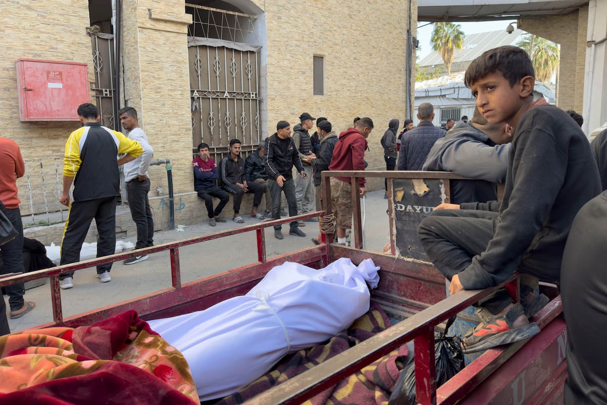 GAZA, 18/03/2025.- El Gobierno de Israel reanudó en la madrugada de este martes la guerra en Gaza con el mayor ataque desde el inicio de la tregua hace dos meses y que supone la ruptura de facto del alto el fuego, que tuvo lugar en varios puntos del enclave. El Gobierno de la Franja de Gaza, en manos del grupo islamista Hamás, elevó el número de muertos por la oleada de bombardeos israelíes de esta noche a 322 y habló de numerosos desaparecidos y heridos. EFE/ Ahmad Awad