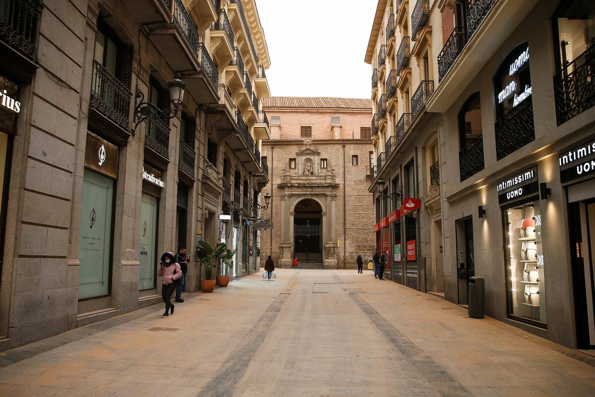 Una calle del centro de Madrid cubierta por el polvo procedente del desierto norteafricano del Sáhara. EFE/Víctor Casado